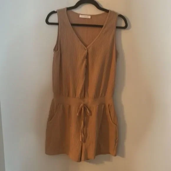 Sand Dunes Romper. NWOT - Picture 3 of 6